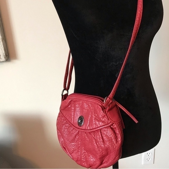 BUENO red vegan leather crossbody purse. - Picture 2 of 7
